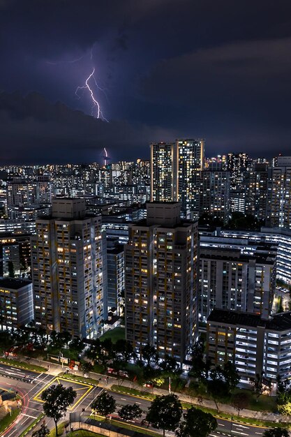 Foto paesaggio cittadino illuminato contro il cielo notturno