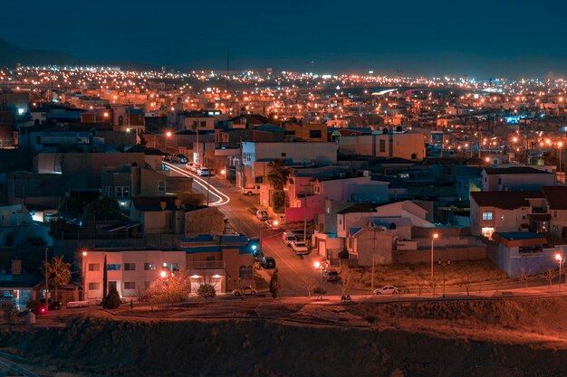 夜の空に照らされた都市風景