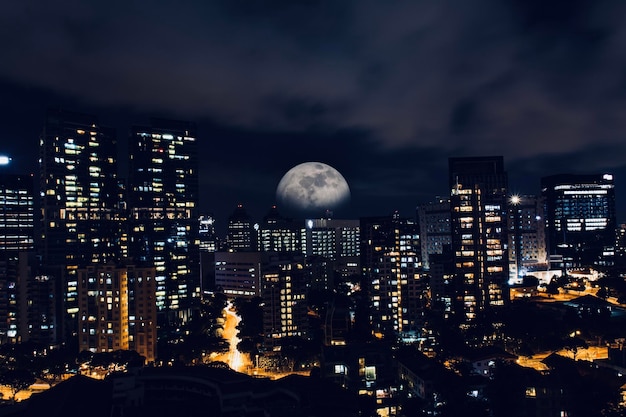 Foto paesaggio cittadino illuminato contro il cielo notturno