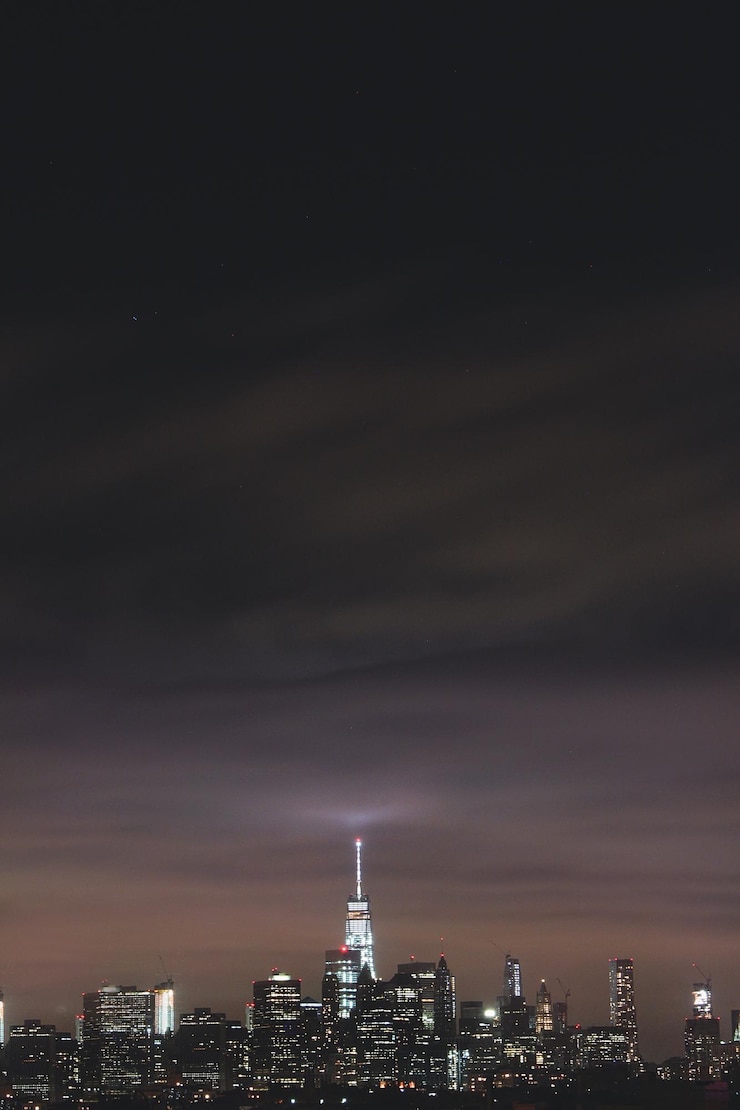 Photo 照亮的城市風景與天空對比