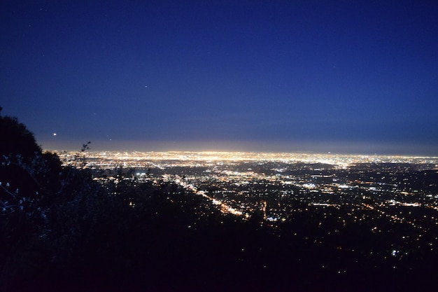 写真 夜の照らされた都市景色