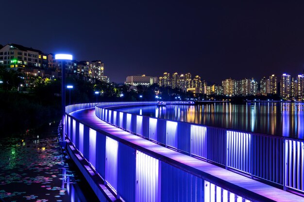 写真 明るい夜の空に照らされた川の街景