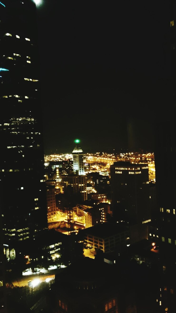 Photo illuminated cityscape at night