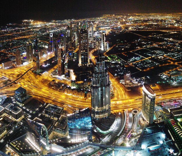 Photo illuminated cityscape at night