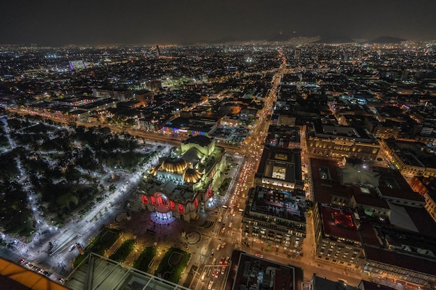 夜の照らされた都市景色