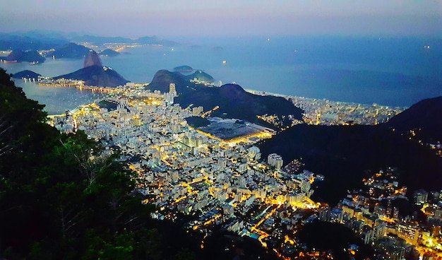 Foto paesaggio cittadino illuminato a rio de janeiro al crepuscolo