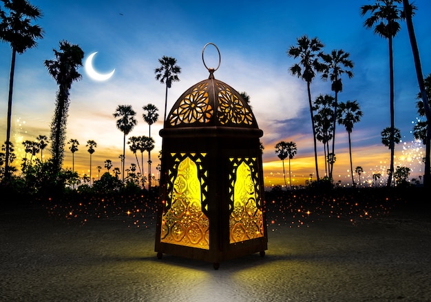 Una lanterna di ramadan colorato illuminato, contro il cielo notturno blu con una falce di luna.