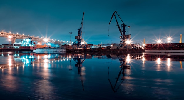 Photo illuminated commercial dock against sky at night