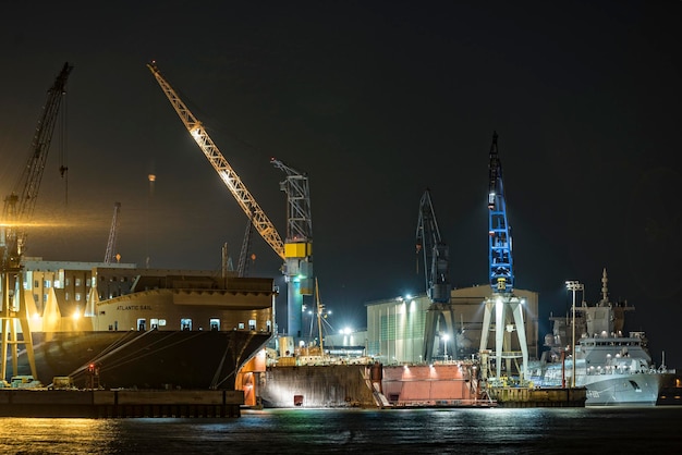 Освещенный торговый док на море ночью