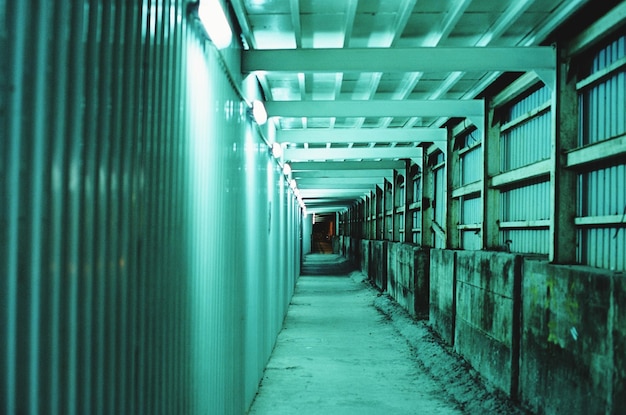 Photo illuminated corridor of building