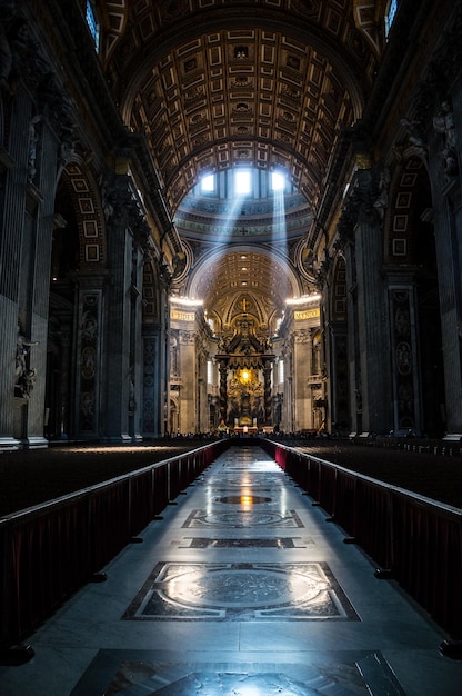 Foto corridoio illuminato dell'edificio