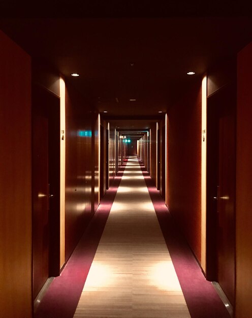 Photo illuminated corridor in building