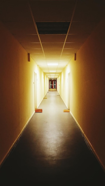 Photo illuminated corridor in hospital