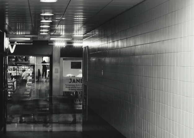 Фото Освещенный коридор, ведущий к магазину