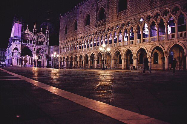 Palazzo dei dogi illuminato in piazza san marco di notte