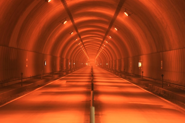 Photo illuminated empty tunnel