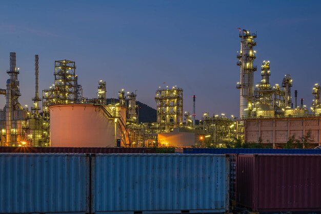 Photo illuminated factory against sky at night