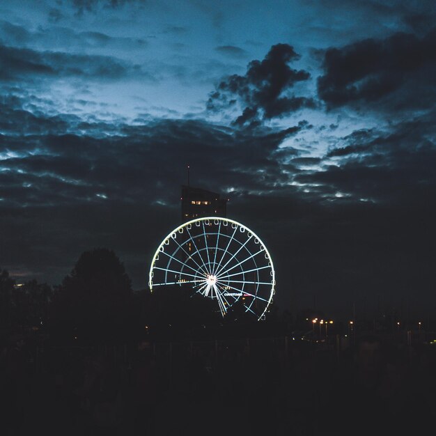 Foto ruota panoramica illuminata contro il cielo notturno