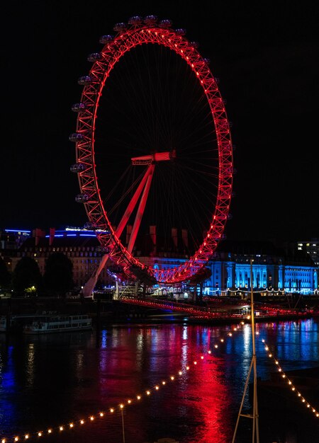 Photo illuminated ferris wheel at night