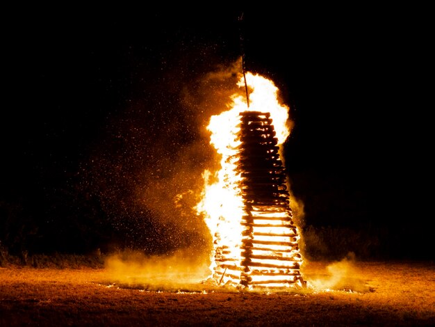 Foto idrante antincendio illuminato sul campo di notte