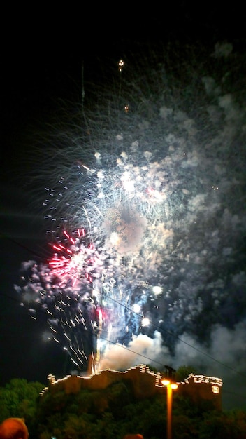 Foto spettacolo di fuochi d'artificio illuminato di notte