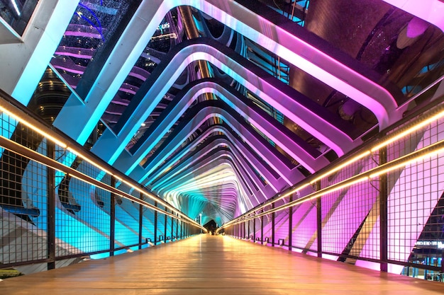 Photo illuminated footbridge at night