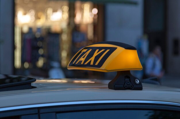 Освещенный немецкий знак такси