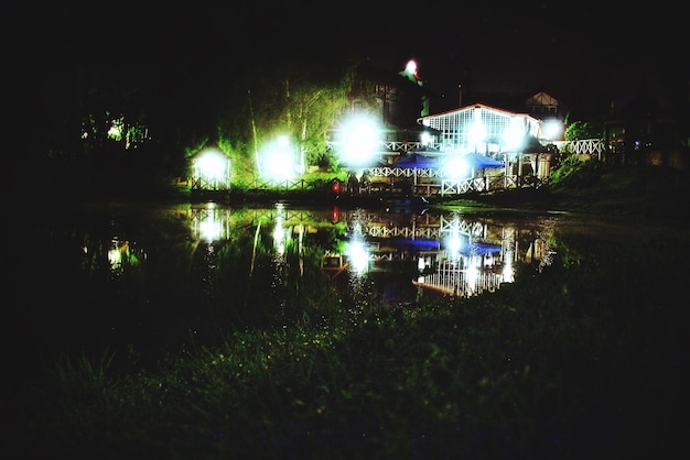 Foto casa illuminata sul campo di notte