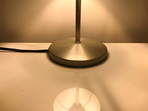 사진 테이블 위 벽에 켜진 램프
