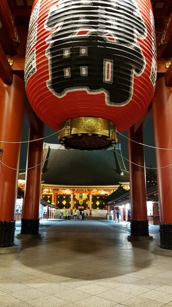 写真 夜街で照らされたランプ