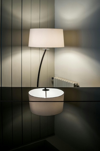 사진 집 에서 테이블 위 에 켜져 있는 램프