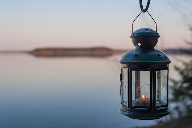 Photo illuminated lamp post in lake against sky