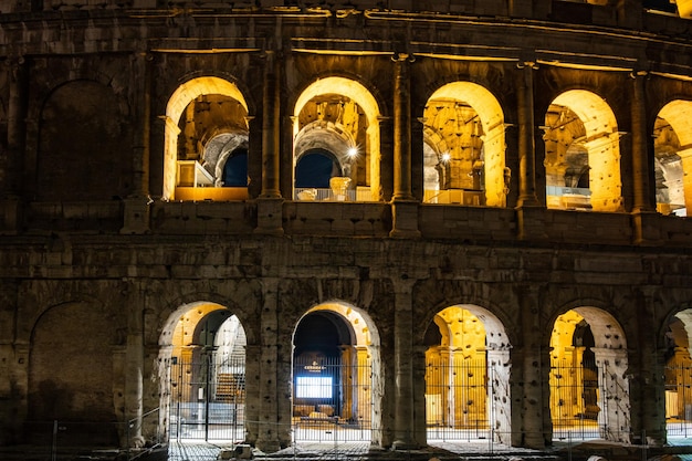 照らされた伝説のコロシアムの壁、ローマ、イタリア。高品質の写真