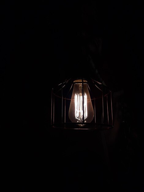 Foto lampadina illuminata in una stanza buia