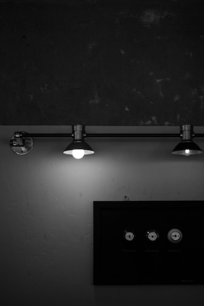 Фото Освещенный светильник на стене