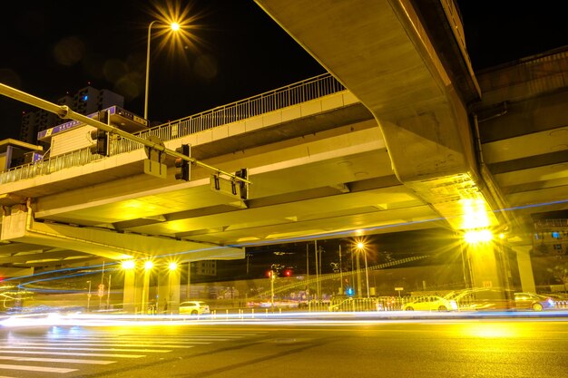 写真 夜の道路に照らされたライトトレイル