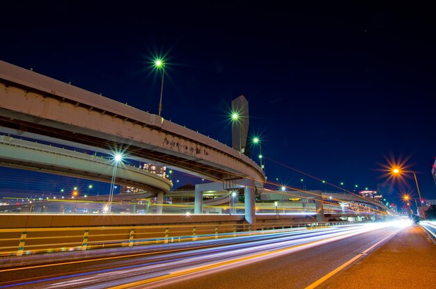 写真 夜の道路に照らされたライトトレイル