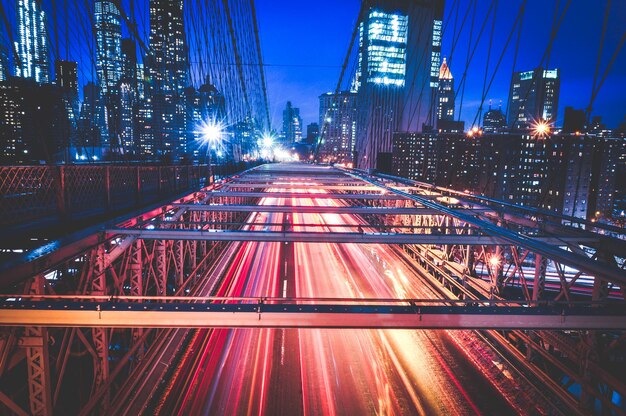 Photo illuminated light trails on road in city at night