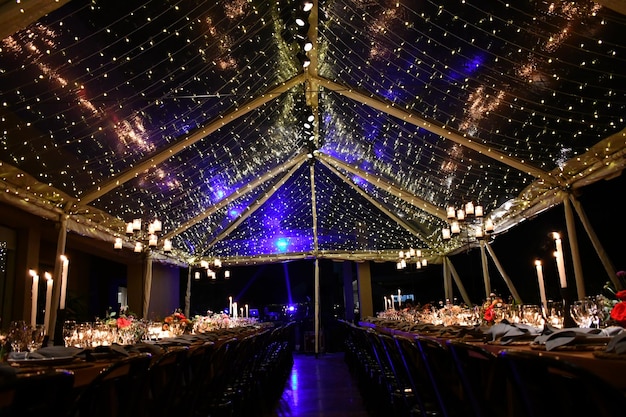 Photo illuminated lights on table at night