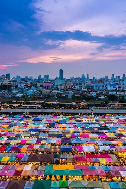 写真 夕暮れの街の照らされた市場