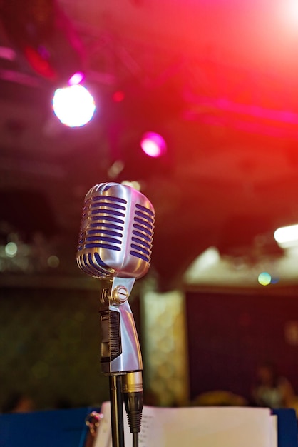 Microfono illuminato sul palco e sull'auditorium