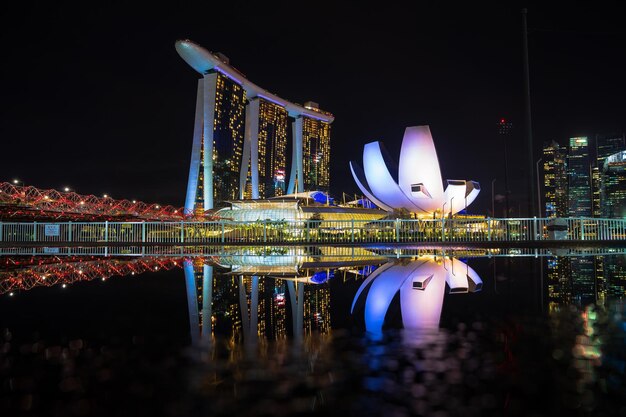 写真 街の夜に照らされた近代的な建物