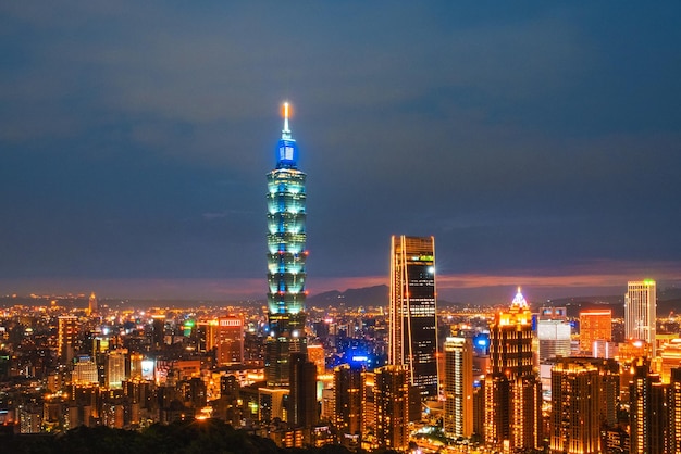 夜空に照らされた近代的な建物