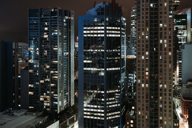 Photo illuminated modern buildings in city at night