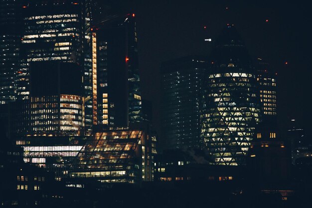 Photo illuminated modern buildings in city at night