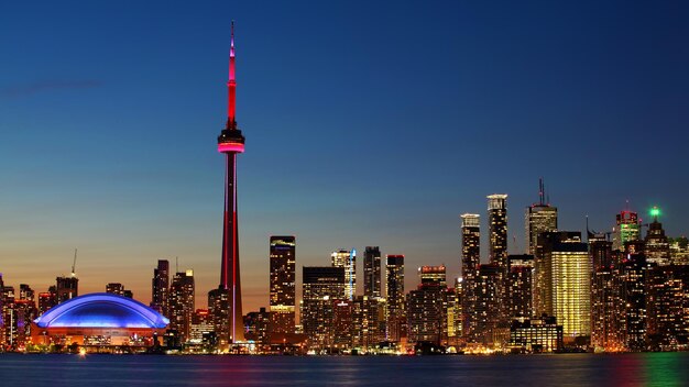 Photo illuminated modern buildings in city