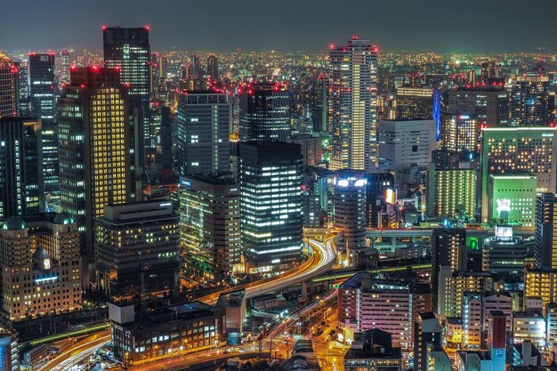 写真 街の夜に照らされた近代的な建物