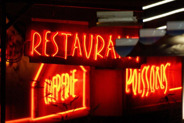 Photo illuminated neon sign at restaurant