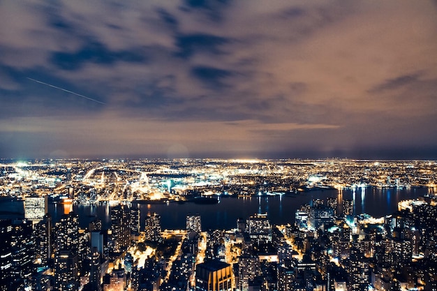 夜空に照らされたニューヨークの都市風景