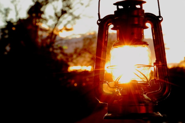 Foto vecchia lanterna illuminata contro il cielo durante il tramonto